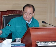 의사봉 두드리는 김효재 위원장 직무대행