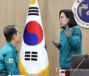 한덕수 국무총리와 대화하는 김현숙 여가부 장관