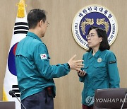 한덕수 국무총리와 대화하는 김현숙 여가부 장관