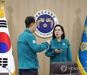 한덕수 국무총리와 대화하는 김현숙 여가부 장관