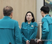 이상민 행안부 장관과 대화하는 김현숙 여가부 장관