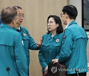 국무총리 행안부장관과 대화하는 김현숙 여가부 장관