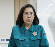 방문규 국무조정실장에게 향하는 김현숙 여가부 장관