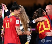 [여자월드컵] 우승 직후 '논란의 키스'…스페인축구협회장에 외신들 뭇매