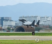 이륙하는 F-15K 전투기