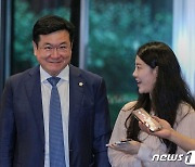 취재진 질문 듣는 이찬희 삼성 준법감시위원장