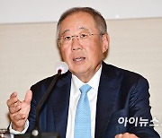 [포토]취임 기자간담회 갖는 류진 전경련 신임회장