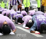 이태원참사 유가족, ‘특별법 제정촉구’ 국회 향해 삼보일배 행진 시작