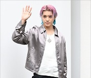 [MD포토] NCT 태용 '핑크빛 손인사'