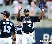 강습 타구 처리한 두산 선발 알칸타라, '저 괜찮아요' [사진]