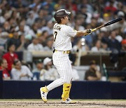 ‘김하성 데이’에 MLB 300번째 안타를 첫 그랜드 슬램으로 장식한 김하성, “빠른 공 잘 치게 된 비결은 ‘루틴’ 지켜서”