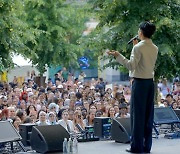 폴킴, '한강에서'로 전국 찍고 유럽까지…뜨거운 '여름 발라더'