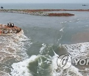 김정은, 평안남도 간석지 침수피해 복구현장 시찰