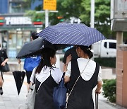 '한국 비 소식에 우산 챙겨왔어요'