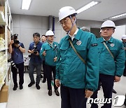 지하 대피시설 점검하는 한덕수 국무총리