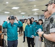 [포토]최호권 영등포구청장 을지연습 연계 군전투장비 전시회 참석