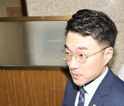 김남국 ‘불출마 선언’에 징계 연기…30일 표결