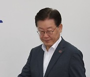 회의 참석하는 이재명 대표