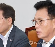 발언 듣는 이재명 대표