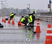 한강 다리 위 설치되는 군경 통제소