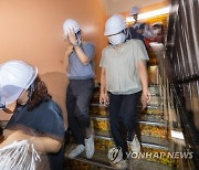 훈련 공습 경보에 대피하는 정부서울청사 직원들