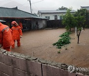 배수 작업하는 소방 당국