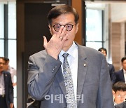 [포토]금통위 마치고 간담회 참석하는 이창용 총재