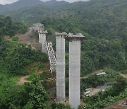 세계 첫 '달의 남극' 갔지만…인도, 교량 붕괴로 최소 26명 사망(종합)