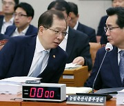 대화 하는 조승환 해수부 장관과 정황근 농림축산식품부 장관