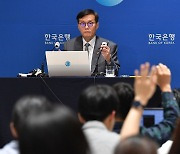 취재진 질문 받는 이창용 한은 총재