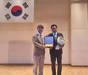 김춘진 aT 사장, ‘대한민국리더십 대상’ 수상..'김치의 날' 제정 등 공로