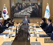 [머니S포토] 금융통화위원회 주재하는 이창용 한국은행 총재