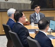 한은 "주요국 경기 불확실성 커져… 긴축 유지가 적절"