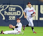 [MD포토] 홍창기 '실점 막아낸 호수비'