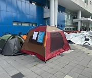 ‘광주시청 로비 농성 물품 빼낸 남성들은 시청 직원으로 드러나’