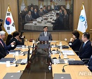 금통위 주재하는 이창용 한국은행 총재