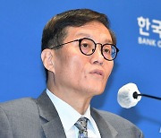 기자간담회 하는 이창용 한국은행 총재