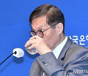 목 축이는 이창용 총재