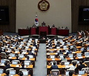 "모든 국민 진로교육 시책 수립"…교육기본법 개정안 통과