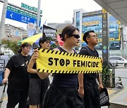 신림 거리에 뜬 STOP FEMICIDE "또 여자라서 죽었다"