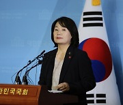 윤미향 오열 "국회의원 돼 동료·가족이 치른 대가 크다"