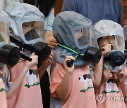 방독면 쓰고 '낯선' 호흡