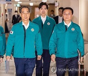 후쿠시마 오염수 방류 관련 대국민 담화 발표장 향하는 한덕수 국무총리