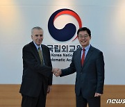 필립 골드버그 주한 미국대사 접견하는 박철희 원장