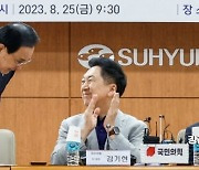 [포토]인사하는 노동진 수협중앙회 회장