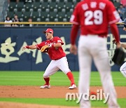 [MD포토] 최주환 '1회 위기 지우는 수비'