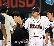 [MD포토] 이승엽 감독 '곽빈에서 엄지척'