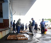 발길 끊긴 수산시장…日 오염수 관련주 '희비' 교차(종합)