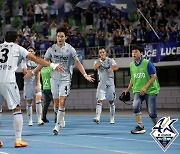 '오반석 극장골' 인천, '로페즈 퇴장' 수원FC에 2-1 승리...승점 40점 달성