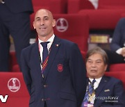 "이건 사회적 암살 시도" 루비알레스 RFEF 회장, '강제 키스' 논란에도 사임 거부...FIFA는 "징계 절차 개시"